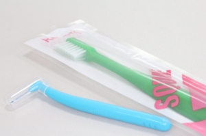 使い捨て歯ブラシと歯間ブラシ