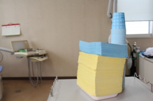 使い捨てエプロンと紙コップ