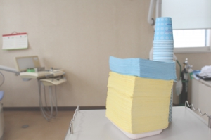 使い捨てエプロンと紙コップ